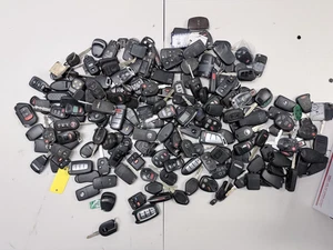 LARGE LOT OF KEY FOBS OEM AND AFTERMARKET LOT UNTESTED LARGE BOX FILLED 1835 - Picture 1 of 4