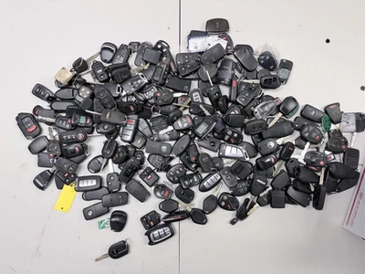 LARGE LOT OF KEY FOBS OEM AND AFTERMARKET LOT UNTESTED LARGE BOX FILLED 1835 - Image 1 of 4