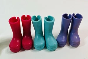 Lotto scarpe Barbie Mattel WEE 3 tre AMICI bambola STIVALI DA PIOGGIA - viola blu rosa - Foto 1 di 3
