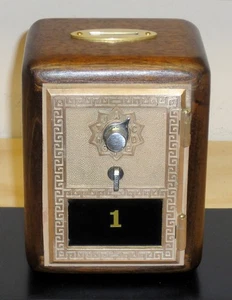 Antiguo banco de puerta de caja de correos de Estados Unidos con ranura de latón - nogal griego - Imagen 1 de 5