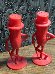 PLANTERS Peanuts red plastic...vintage...salt & pepper set - Picture 1 of 5