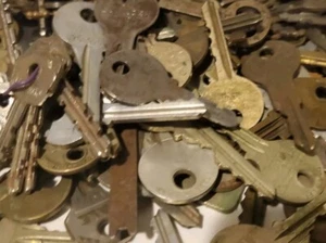   Lot of  Misc Cut  Keys 1 Pounds (LBS)  HOUSE,CARS.  Some old Art Craft..     - Picture 1 of 3