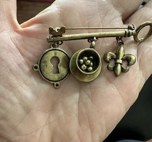 Disney Pin Alice in Wonderland? With 3 Dangling Charms - Picture 1 of 3