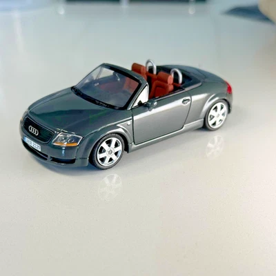 Minichamps 1:43 Audi TT Roadster (2000) - Gris sobre béisbol, fundido a presión, limpio Foto 1 de 4