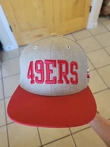 Mitchell & Ness-San Francisco 49ers-Gorra/Sombrero Snapback-Talla Única-Gris y Rojo-Adulto - Imagen 1 de 9