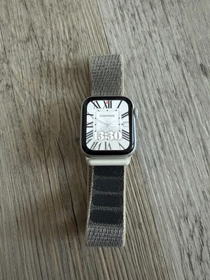 Apple Watch Series 4 (GPS) 40mm in Alluminium Silber mit grauen Sportband - Bild 1 von 4