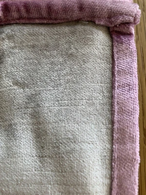 Juego de 2 paneles de cortinas de terciopelo Anthropologie 50”X 84” bordes plateados/lilas Foto 1 de 3