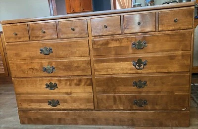 Cómoda doble grande 48" Ethan Allen Heritage con acabado Nuez moscada #10-4570 Foto 1 de 4