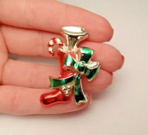VINTAGE CHRISTMAS RED GREEN ENAMEL STOCKING CANDY CANE PIN BROOCH GOLD TONE . - Picture 1 of 11