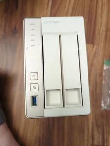 QNAP TS-251 2 baies NAS stockage en réseau 8 Go de mémoire - Photo 1/8