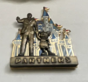 Prendedor de coleccionista Walt Disney World Partners 2004 con prendedor comercial Walt y Mickey - Imagen 1 de 3
