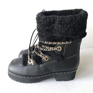 Chanel schwarze Damen Stiefel mit goldenen Kettendetail & Lammfell Gr. 38 - Bild 1 von 7