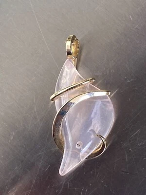 Colgante de forma libre tallado en cuarzo rosa de 13,14 quilates en oro amarillo forjado de 14 quilates con peso total Foto 1 de 4