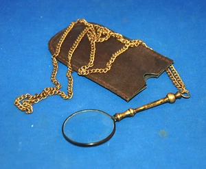 An antique style loupe magnifying glass, brass frame, long handle, chain, pouc - Picture 1 of 3