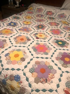 Vintage Flower Garden Quilt Tiny Hexies 101" mal 80" - muss gebunden werden - Bild 1 von 11