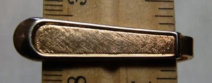 IMPRESIONANTE SIMPLE ANTIGUO VINTAGE CARGADO CON RESORTE CHAPADO EN ORO BARRA DE CORBATA CLIP TACHUELA - Imagen 1 de 5