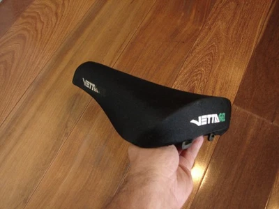 Asiento de sillín de bicicleta de carretera Vetta Gel vintage años 90 negro hecho en Italia Foto 1 de 4