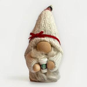 Weihnachtswichtel hält Starbucks Tasse Plüsch Weihnachtsdeko - Bild 1 von 7