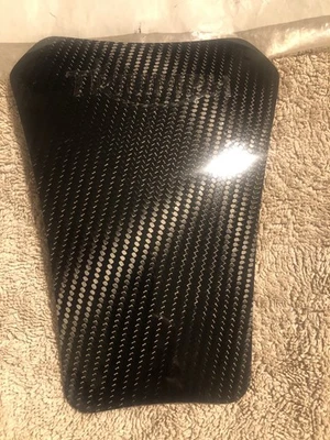 TRIUMPH Sprint Triple. Protector TANQUE moldeado carbono real para el Sprint Triple. Foto 1 de 4