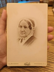 Antique Cabinet Card Lady Woman Photo Victorian Portrait Poughkeepsie New York - Picture 1 of 2