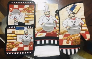 Set cucina 4 articoli tema chef panettiere 1 piatto asciugamani 2 porta pentole 1 guanto forno - Foto 1 di 8