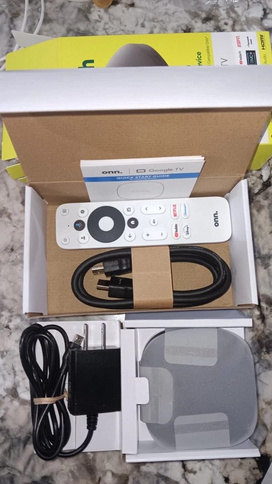 Dispositivo de transmisión ONN Google TV 4K con control de voz manos libres Foto 1 de 4