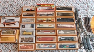 Large Very Vintage 70’s Lot Of HO Train Cars TYCO Lionel Track - Picture 1 of 12