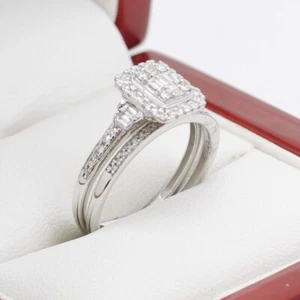 White Gold Diamond Cluster Engagement Ring & Band - Foto 1 di 17