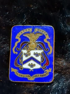 VINTAGE FORT LEAVENWORTH ENAMEL DI DUI CREST PIN  - Picture 1 of 5