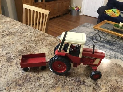 Tractor agrícola International Harvester 1586 rojo de juguete con remolque Ertl #74-7650 Foto 1 de 4