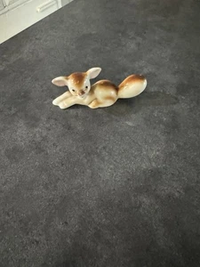 Estatuilla vintage pequeña de cerámica cervatillo cola extraña Japón - Imagen 1 de 4