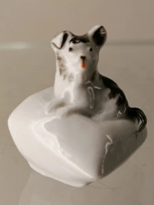 Meissen Hündchen Tier auf Kissen 1. Wahl Miniatur Entw.: Jörg Danielczyk - Bild 1 von 7
