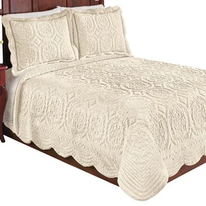 Exquisite Faux Fur Medallion Quilt with Scalloped Edges - Picture 1 of 3
