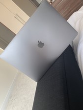 Apple MacBook Pro 15inch, 2018 model (2.2GHz Intel Core i7) (16GB 2400 MHz DDR4)