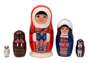 Muñeca de anidación esquimal pintada a mano 5 piezas más alta 6" madera de tilo 100 % natural - Imagen 1 de 3