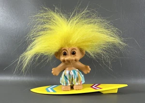 Russ Troll Puppe Vintage Surfbrett Surfer gelbe Haare Badehose - Bild 1 von 7