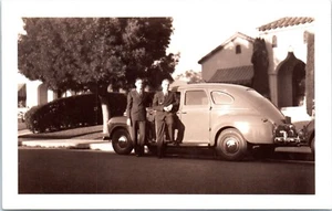 1939 RPPC Foto Postkarte San Diego CA Unser erstes Auto Plymouth DeLuxe Auto 1940 - Bild 1 von 2