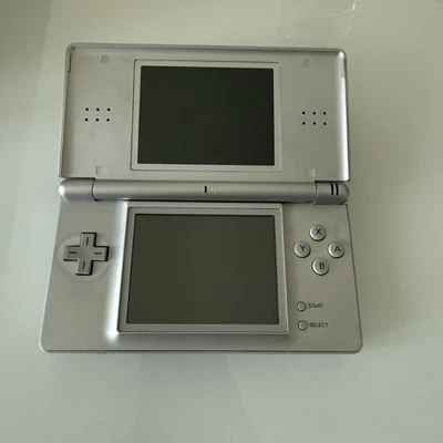 NINTENDO DS LITE GRIGIO SCHERMI OTTIMI FUNZIONANTE GBA LEGGI - Immagine 1 di 4