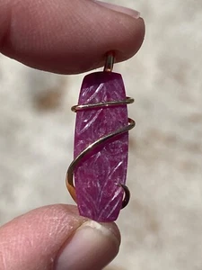 Colgante de oro amarillo de 14 k envuelto en cabujón tallado en rubí de 9,06 quilates peso total - Imagen 1 de 12