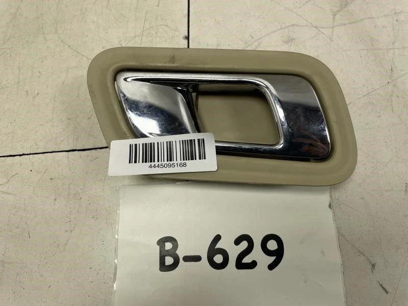 2015 福特 TAURUS SE 后方右乘客侧室内门把手 原始设备制造商 + — 第 1/4 张图片