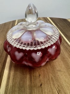Fenton Cranberry Opalescent Heart Optic Beaded Puff Box 4950 CR Art 1997 - Bild 1 von 10
