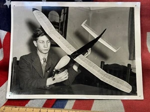 WW2 press release pic-ALISTAR GLENNIE ELASTIC DRIVEN PLANE TRAVELS 30 MILES - Picture 1 of 2
