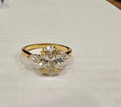 Anillo de tres piedras de diamantes cultivados en laboratorio de corte ovalado de 2,42 quilates de oro amarillo de 14 k trapecio Foto 1 de 4