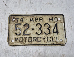 Etiqueta de matrícula de motocicleta vintage Missouri MO 1974 52-334 retro años 70 garaje - Imagen 1 de 3