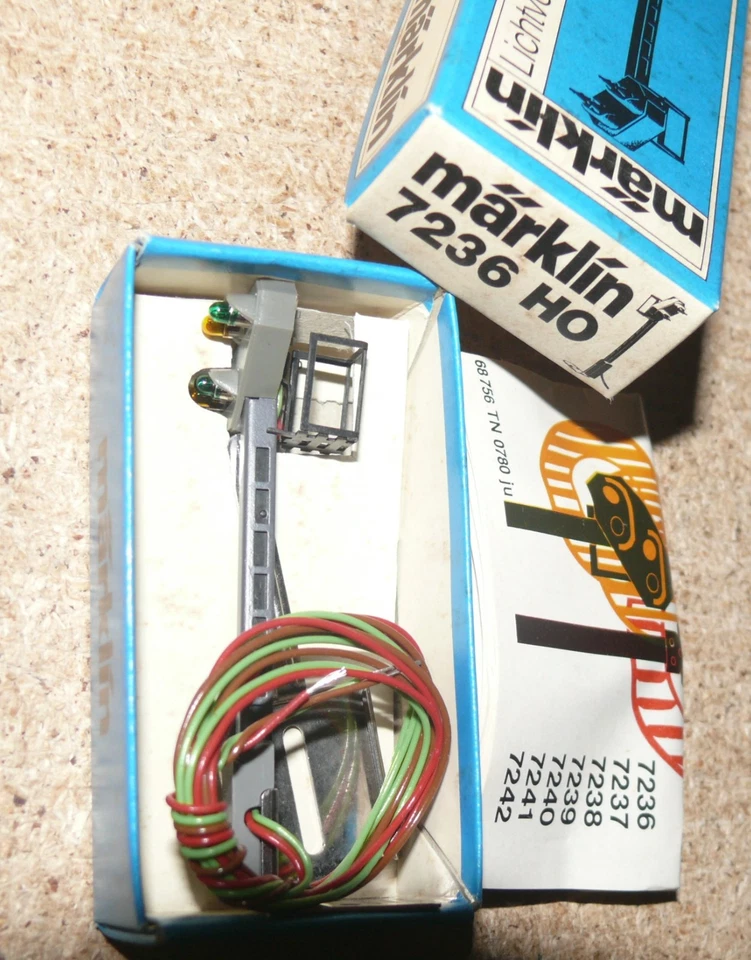 G20  Märklin 7236 Licht Vorsignal K + M Gleis - Bild 1 von 1