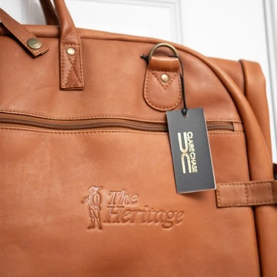 Claire Chase ¡NUEVO! Bolso triple pliegue para prendas de cuero de vaca colombiano - ¡Original $400! Foto 1 de 4