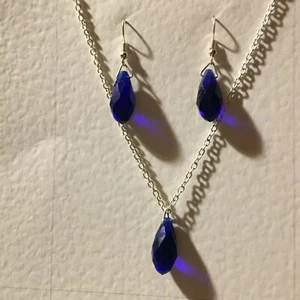 KLEINER TIEFBLAUER FACETTIERTER BRIOLETTE ANHÄNGER OHRRING SET VERSILBERTE KETTE - Bild 1 von 6