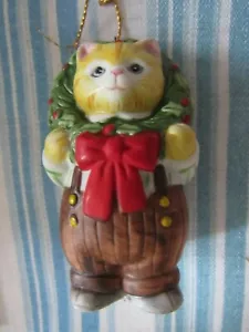 VINTAGE 1985 KITTY CUCUMBER KITTY WITH WREATH CERAMIC ORNAMENT BY SCHMID - Picture 1 of 8