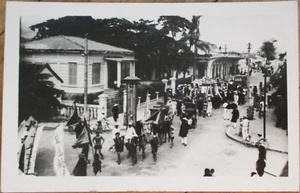 Postal con foto real de Singapur 1951, pancartas de procesión funeraria Rickshaws Rppc - Imagen 1 de 1