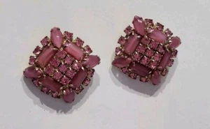 Pink Glass And Rhinestone Diamond Shaped Vintage Frosted Clip On Earrings - Imagen 1 de 4